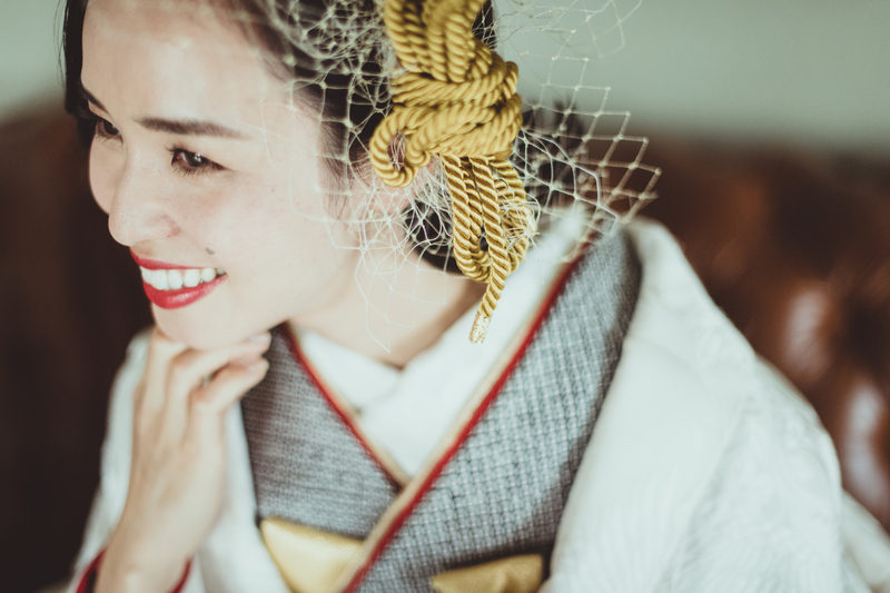 スタジオのフォトプランで思い出を残されたおしゃれな和装花嫁さまをご紹介いたします(白無垢・綿帽子):白無垢に黒の絞りでかっこよく