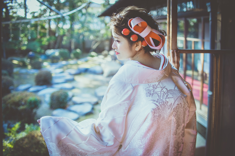 白無垢に綿帽子で前撮りをされた和装花嫁さまをご紹介いたします。:白無垢に赤いヘッドドレスで可憐な印象に