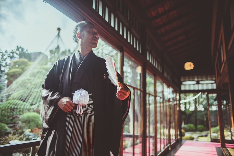 ロケーションのフォトプランで思い出を残された和装花嫁さまをご紹介いたします(白無垢):ご新郎さまの紋付姿