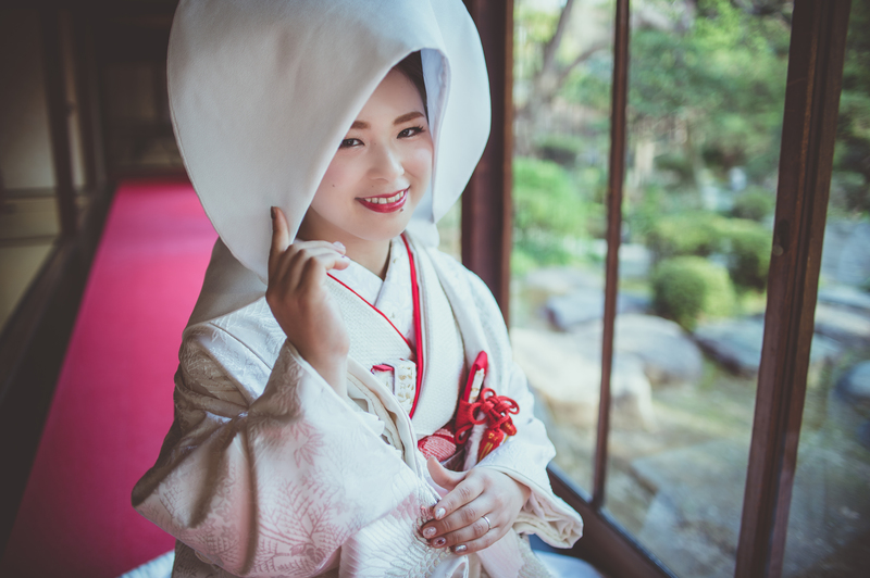 ロケーションのフォトプランで思い出を残された和装花嫁さまをご紹介いたします(白無垢)綿帽子姿もお似合いですね
