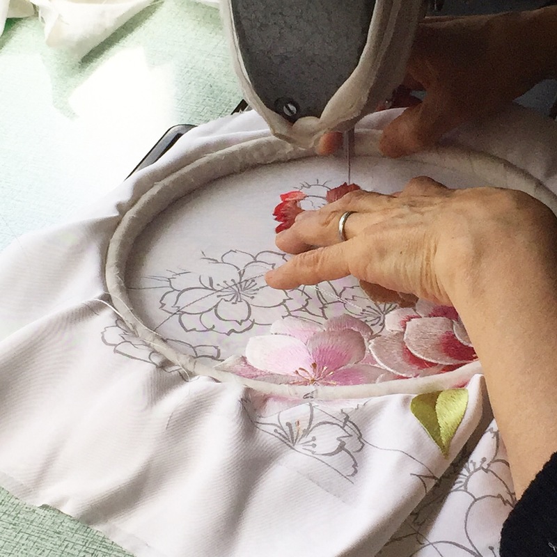 職人さんによる手刺繍の様子