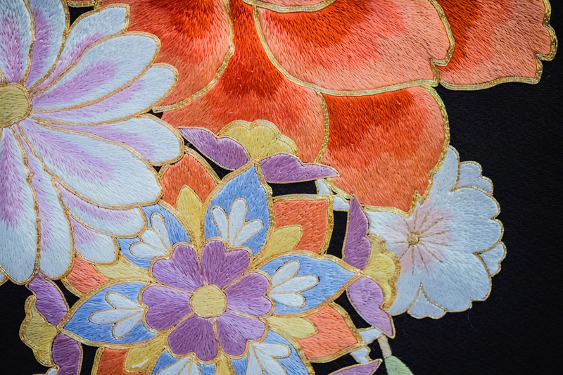 金駒刺繍でふちどりされた花の模様のお着物