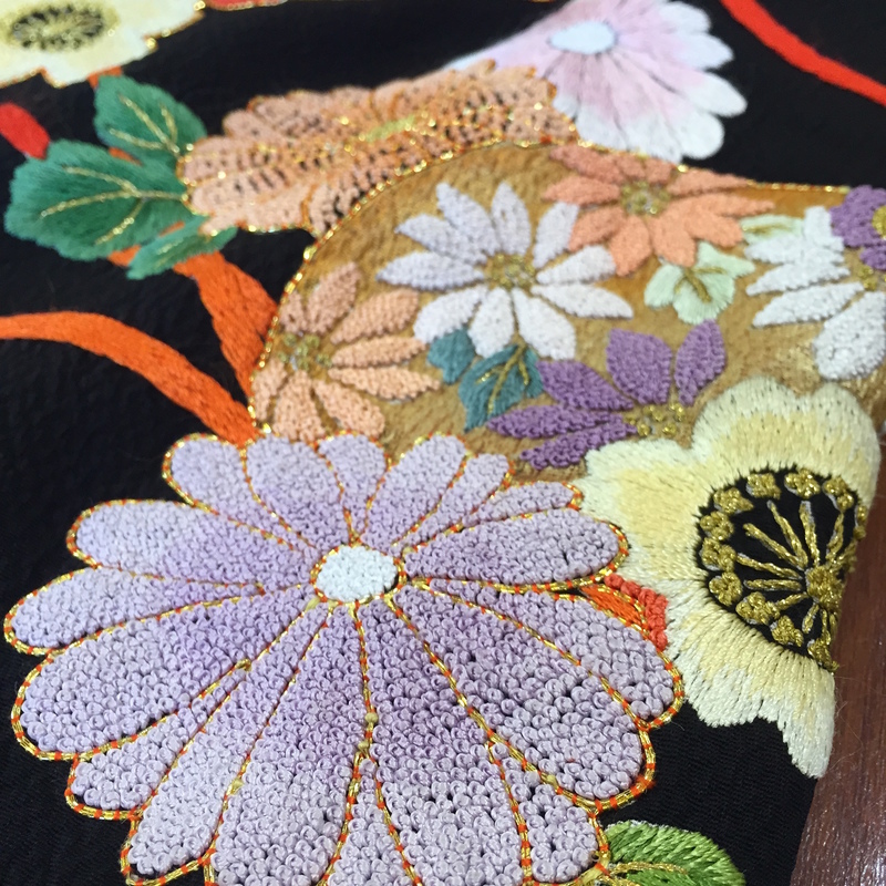 相良刺繍。ふちには金駒刺繍もほどこされています。