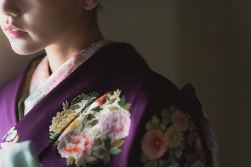 手刺繍のほどこされたCUCURUの引き振袖『紫手刺繍花丸紋』