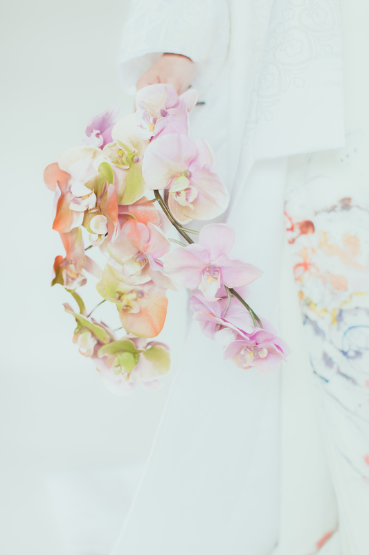 白無垢にCUCURUオリジナルの『染めの花』ブーケで春らしさ溢れるトータルコーディネートに。
