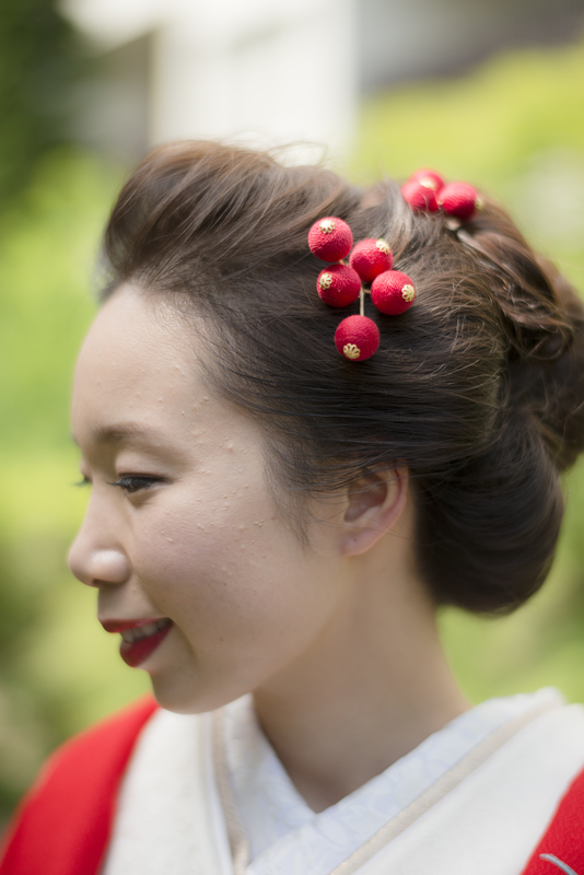 立正寺で仏前式をされた和装花嫁さまをご紹介いたします(白無垢→色打掛)。ヘアスタイルは結い上げを意識したまとめ髪に。ヘッドドレスはtegaraの『フラット飾りと南天の実』です。