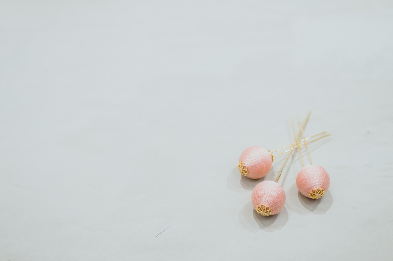 桜吹雪の中、白無垢で前撮りロケーション撮影された和装花嫁さまをご紹介いたします。