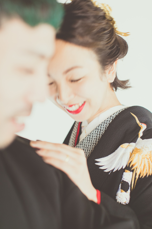 ご結婚済のお二人の撮影。ご年齢やジェンダー、国籍、パートナーシップの形など、多様な形の絆を結ぶお客さまのお手伝いもさせていただきます。