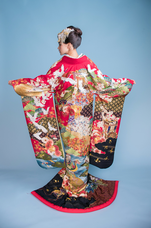 色打掛 『王朝御所解花鳥風月』 赤地に総絵羽模様の豪華な一枚です。