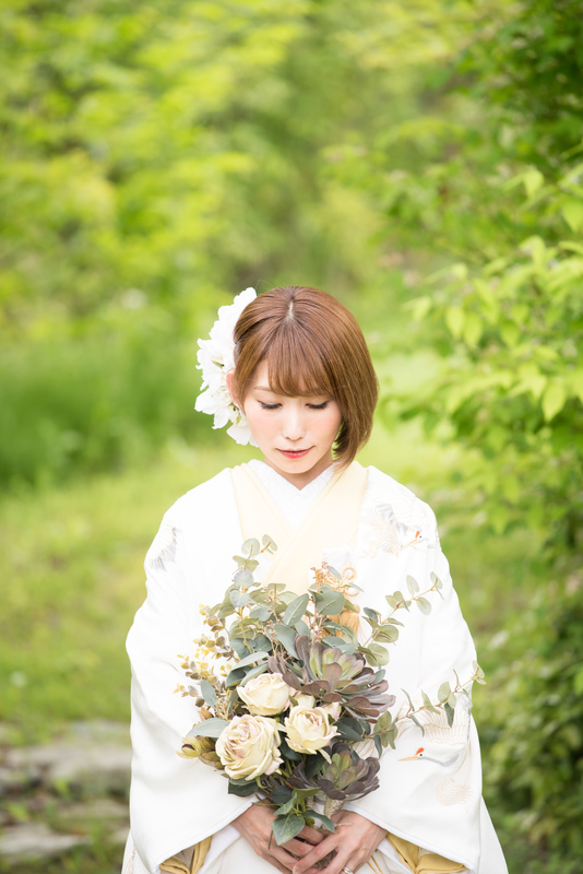 CUCURUの白無垢と色打掛をご利用の先輩花嫁さま。ボブスタイルにお花とブーケが可愛いですね。