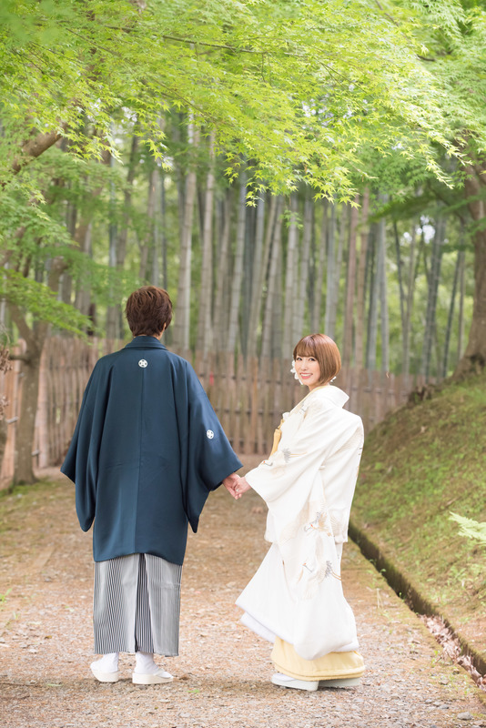 CUCURUの白無垢と色打掛をご利用の先輩花嫁さま。ボブスタイルがお似合いです。