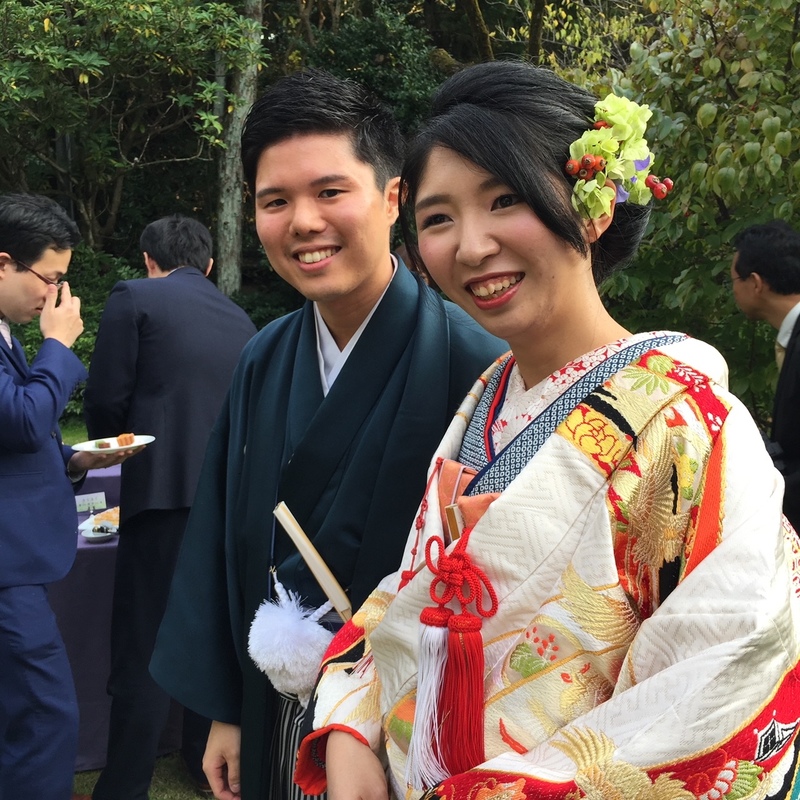 桜吹雪の中、白無垢で前撮りロケーション撮影された和装花嫁さまをご紹介いたします。