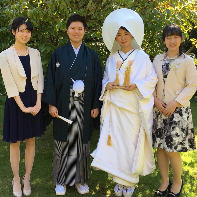 桜吹雪の中、白無垢で前撮りロケーション撮影された和装花嫁さまをご紹介いたします。