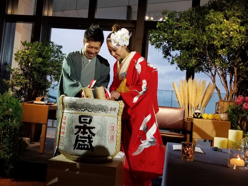 赤の色打掛とモスグリーンの色紋付:アンダーズ東京でお式をされた先輩花嫁さまをご紹介。