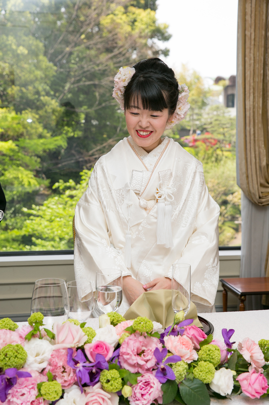 綿帽子の中は洋髪にアートフラワーで