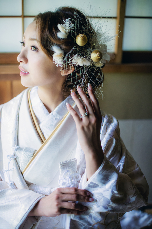 白無垢と色打掛でCUCURUフォトプランをされた和装花嫁さまをご紹介いたします:白無垢に金を効かせたコーディネートで上品に