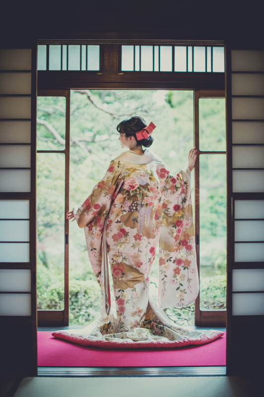 CUCURUフォトプランで撮影された和装花嫁さまをご紹介いたします(色打掛):白地の色打掛で可愛らしい印象に