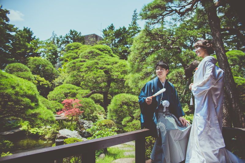 CUCURUフォトプランで撮影された和装花嫁さまをご紹介(白無垢):白無垢姿が庭園に美しく映えますね