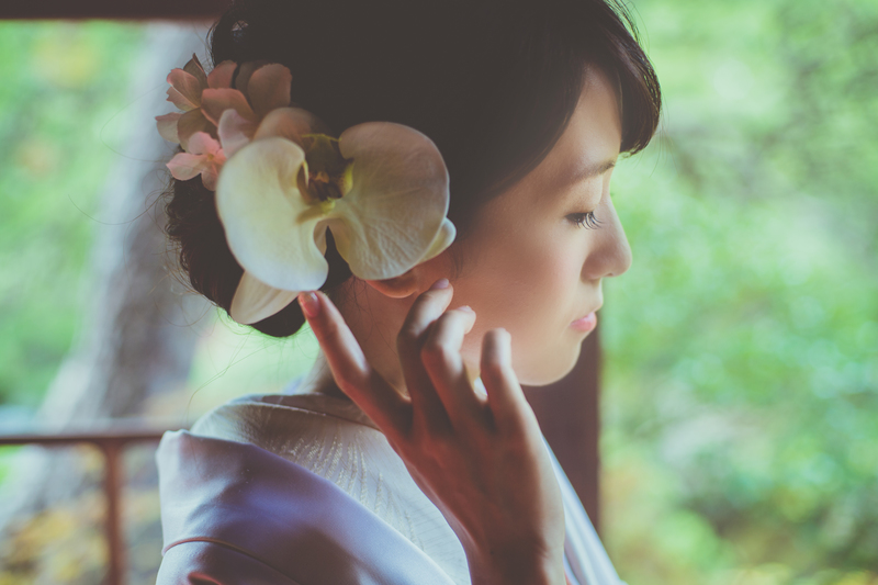 CUCURUフォトプランで撮影された和装花嫁さまをご紹介(白無垢):白無垢には胡蝶蘭で上品に