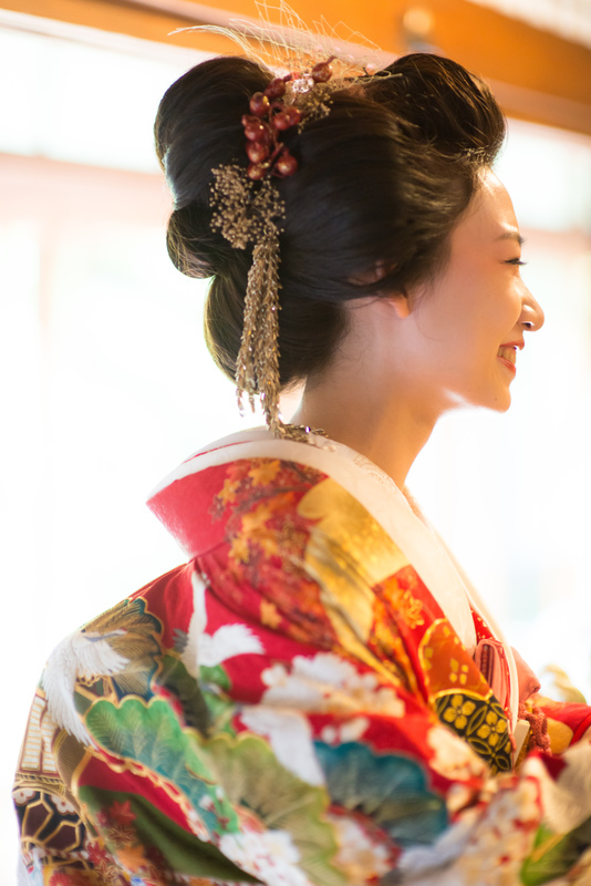 色CUCURUの色打掛でお式をされた和装花嫁さまをご紹介:打掛に自然な地毛結いの日本髪が素敵ですね