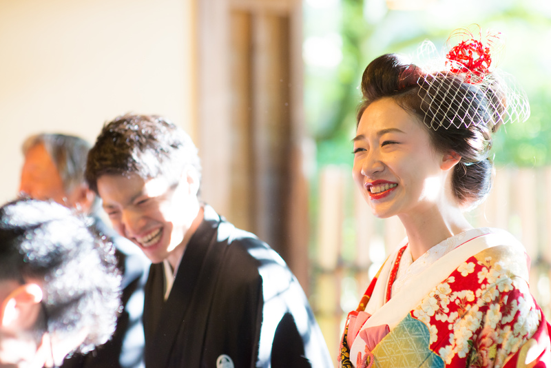 CUCURUの色打掛でお式をされた和装花嫁さまをご紹介:色打掛の赤い色味がとってもお似合いですね