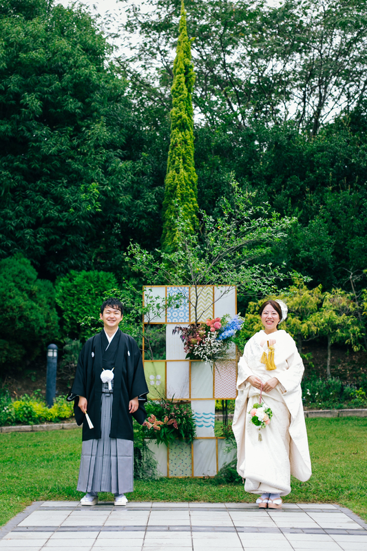 白無垢でガーデンウェディングをされた和装花嫁さまをご紹介:白無垢に淡い色味のコーディネートが緑に映えますね