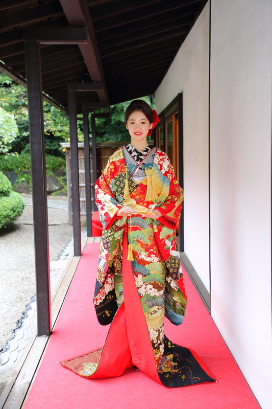 色打掛を着て八芳園でお式をされた先輩花嫁さま