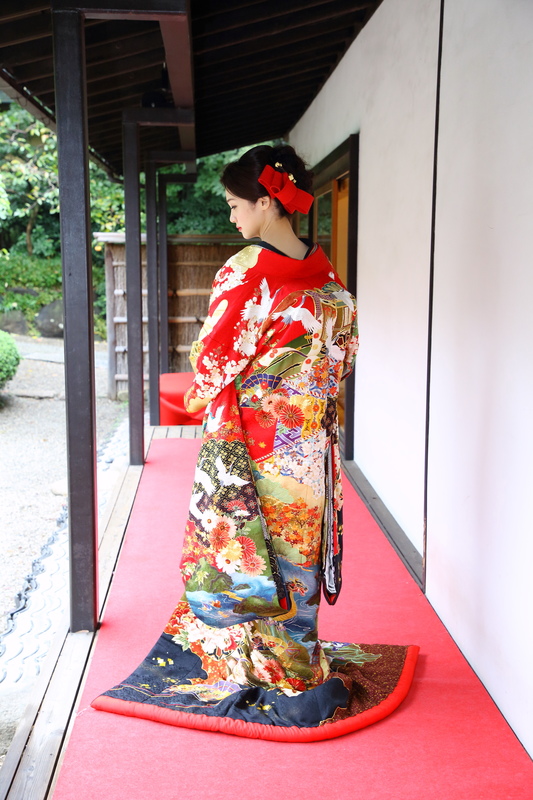赤い色打掛に赤いヘッドドレスで可愛らしい後ろ姿に八芳園でお式をされた和装花嫁さまをご紹介いたします(色打掛):