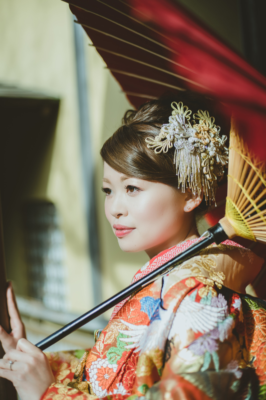 CUCURUフォトプランでロケーション撮影をされた和装花嫁さまのご紹介(白無垢・色打掛):可愛らしい色打掛コーディネートに金のヘッドドレスで上品に